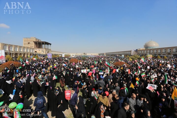 Photos: 22 Bahman rally held in Isfahan