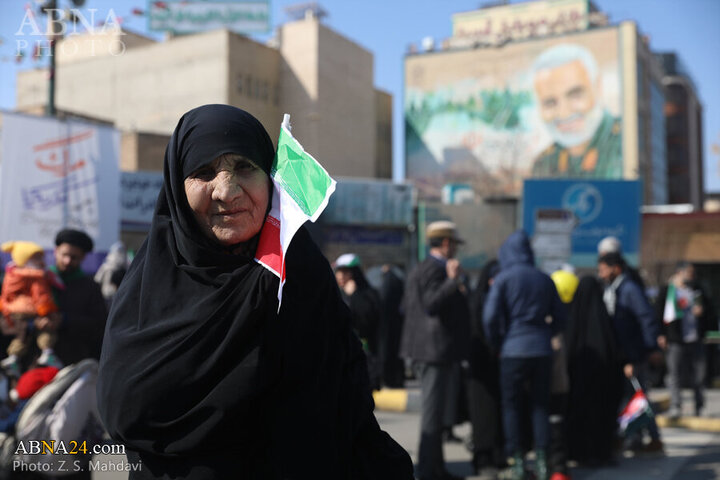 تقرير مصور/ مشاركة واسعة لأهالي مدينة قم بذكرى انتصار الثورة الاسلامية