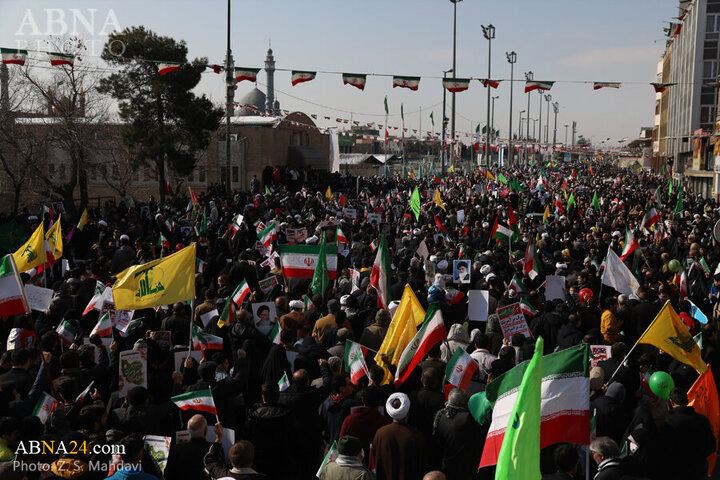 تقرير مصور/ مشاركة واسعة لأهالي مدينة قم بذكرى انتصار الثورة الاسلامية