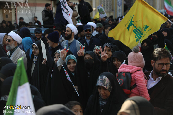 تقرير مصور/ مشاركة واسعة لأهالي مدينة قم بذكرى انتصار الثورة الاسلامية