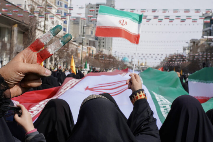 تقرير مصور/ حضور واسع لأهالي مدينة مشهد بذكرى انتصار الثورة الاسلامية الإيرانية