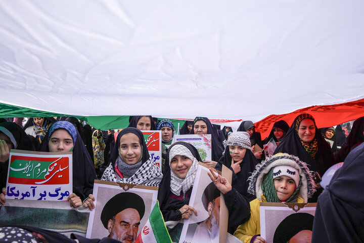 تقرير مصور/ حضور واسع لأهالي مدينة مشهد بذكرى انتصار الثورة الاسلامية الإيرانية