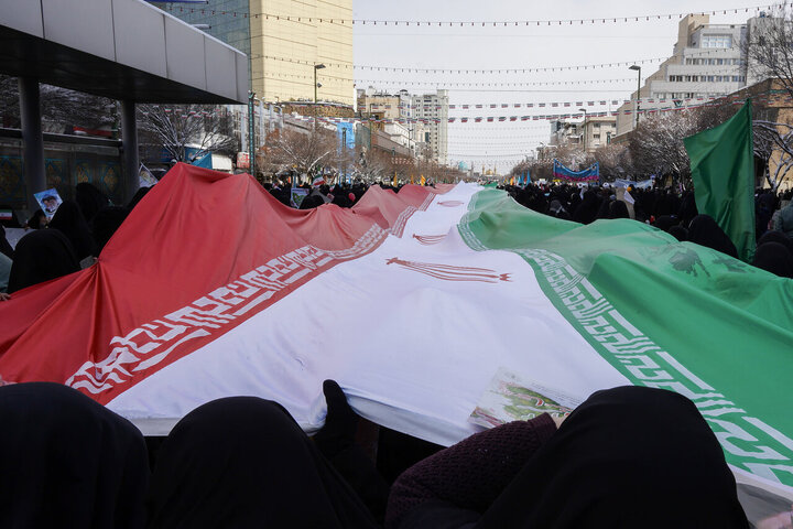 تقرير مصور/ حضور واسع لأهالي مدينة مشهد بذكرى انتصار الثورة الاسلامية الإيرانية
