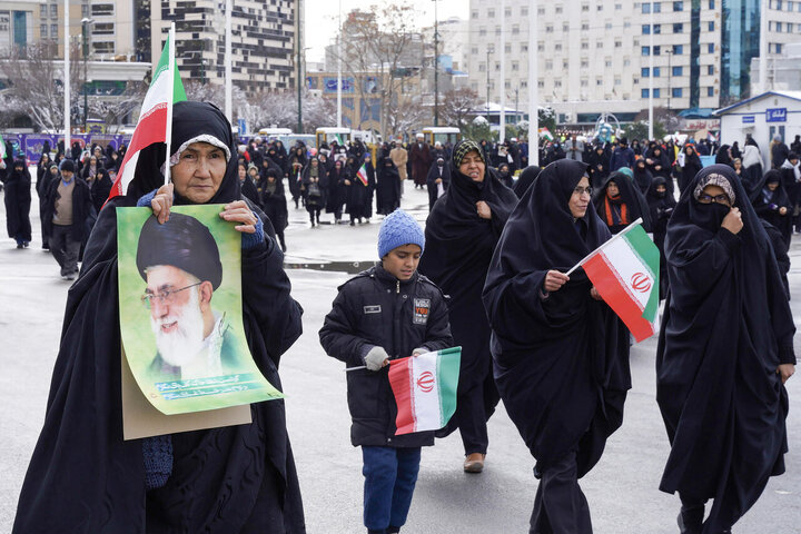 تقرير مصور/ حضور واسع لأهالي مدينة مشهد بذكرى انتصار الثورة الاسلامية الإيرانية