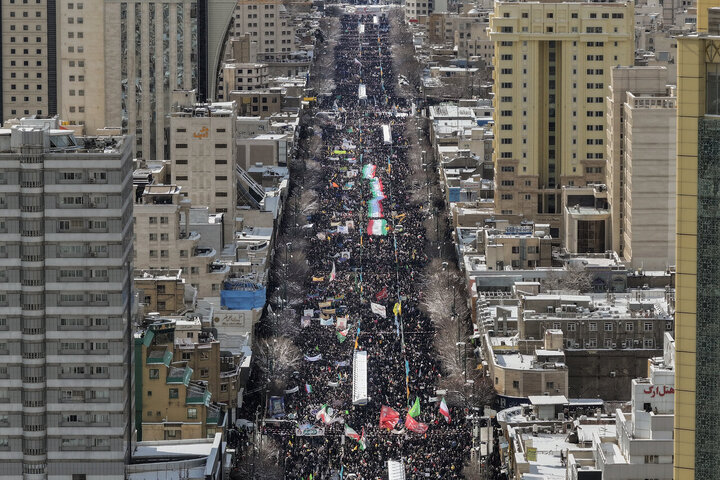 تقرير مصور/ حضور واسع لأهالي مدينة مشهد بذكرى انتصار الثورة الاسلامية الإيرانية
