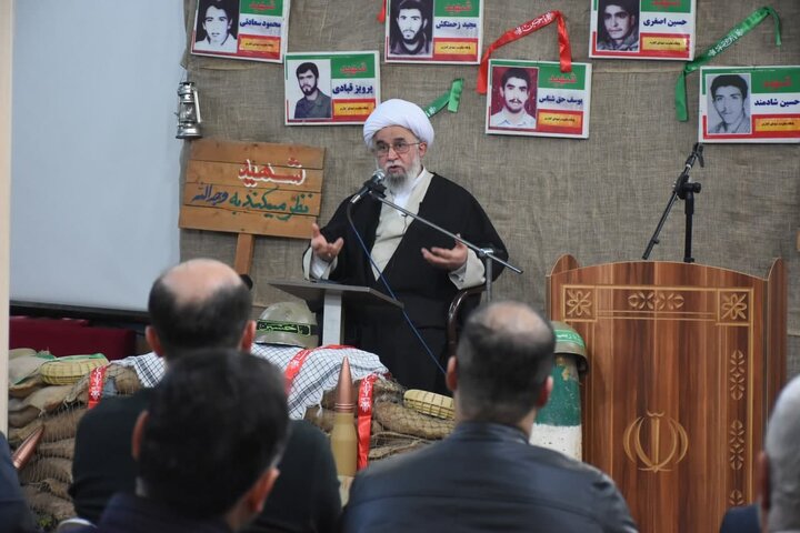 اشتباه و خطای مسئولان را پای انقلاب ننویسید/ جهان اسلام با ابزار وابستگی تضعیف شد