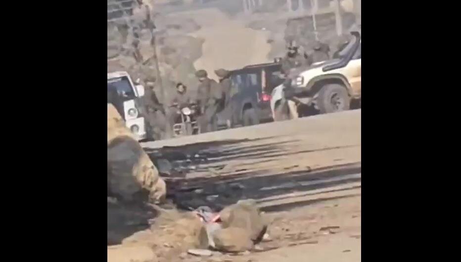 فیدیو | قوة صهيونية تحتل قرية داخل أراضي سورية وتقيم حاجزا للتفتيش