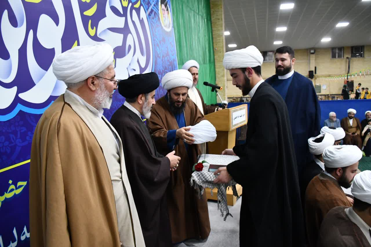 طلبههای خویی لباس خدمت پوشیدند/ عمامهگذاری در سالروز ولادت منجی عالم + تصاویر