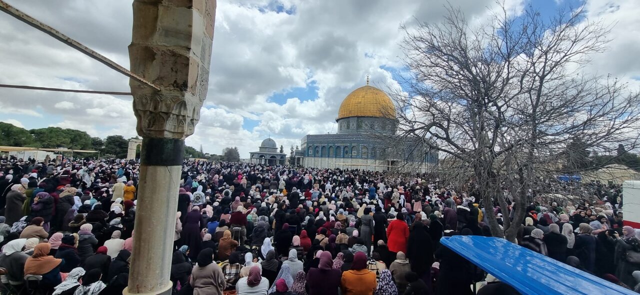 Thousands of Palestinians perform Friday prayer at Al-Aqsa Mosque amidst tight Israeli restrictions