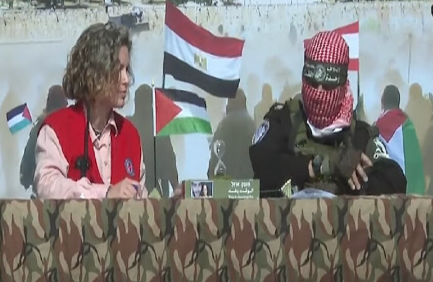 تفاعل واسع حول أعلام منصة تسليم الأسرى في غزة