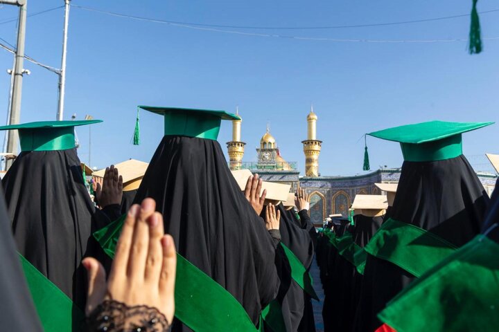 أكثر من 4000 طالبة يرددن قسم التخرج وعهد الولاء عند مرقد أبي الفضل العباس (عليه السلام)