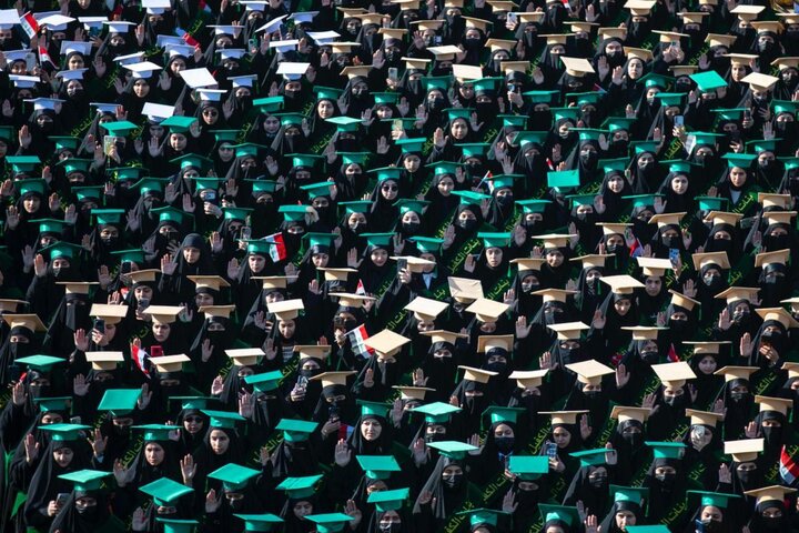 أكثر من 4000 طالبة يرددن قسم التخرج وعهد الولاء عند مرقد أبي الفضل العباس (عليه السلام)