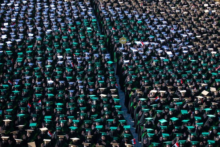 أكثر من 4000 طالبة يرددن قسم التخرج وعهد الولاء عند مرقد أبي الفضل العباس (عليه السلام)