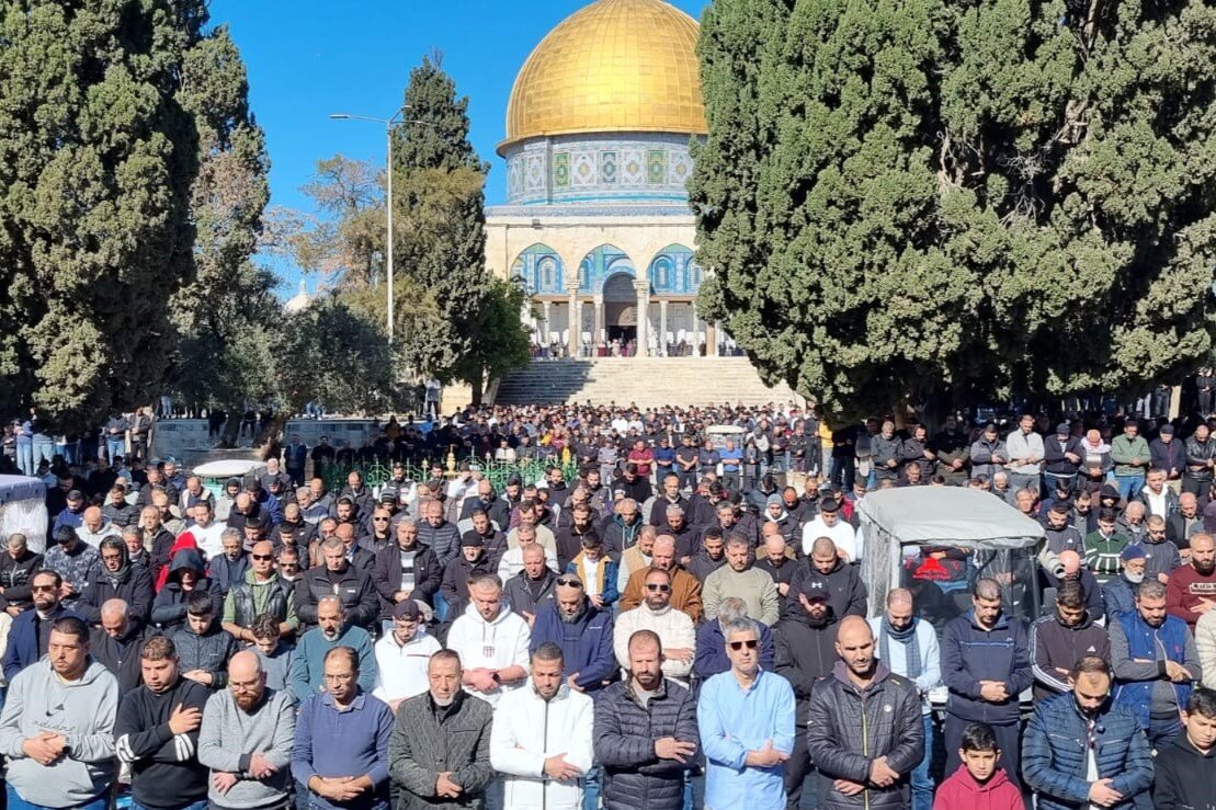 40,000 Palestinian worshipers perform Friday prayer at Aqsa Mosque despite Jewish brutally attacks