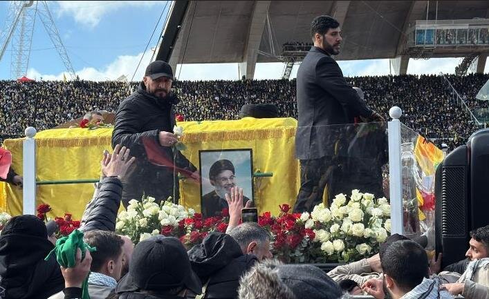 مشاركون جاءوا من بلدان مختلفة يعبرون عن مشاعرهم بتشييع الشهيدين السعيدين في بيروت مشاركون جاءوا من بلدان مختلفة يعبرون عن مشاعرهم بتشييع الشهيدين السعيدين في بيروت