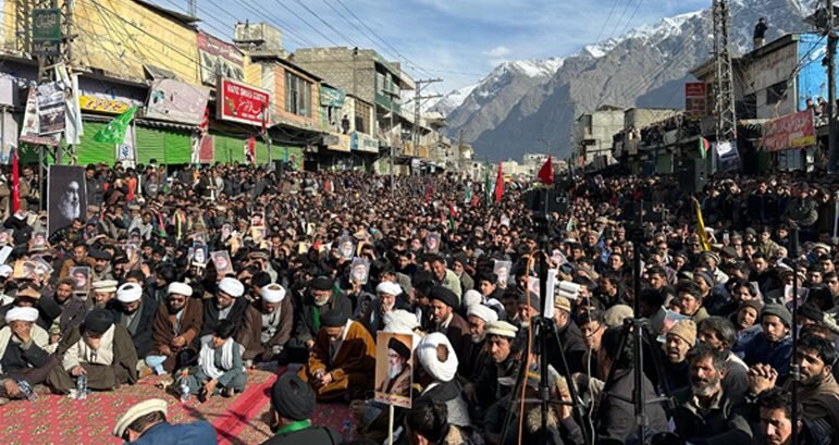 Massive gathering in Pakistan in honor of martyrs’ memorial