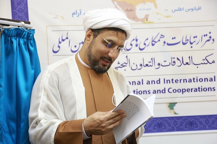 رونمایی از ترجمه اسپانیایی کتاب اسرار و آداب نماز در آستانه ماه مبارک رمضان