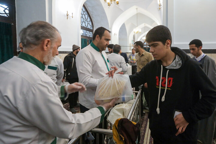 تقرير مصور/ اعتكاف شباب مؤمنين في الأيام الأخيرة من شهر رشعبان بمسجد تابع للحرم الرضوي في مشهد