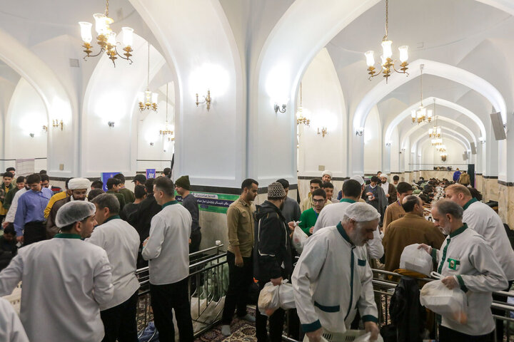 تقرير مصور/ اعتكاف شباب مؤمنين في الأيام الأخيرة من شهر رشعبان بمسجد تابع للحرم الرضوي في مشهد