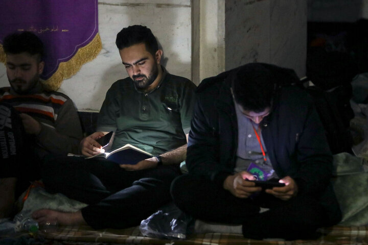 تقرير مصور/ اعتكاف شباب مؤمنين في الأيام الأخيرة من شهر رشعبان بمسجد تابع للحرم الرضوي في مشهد