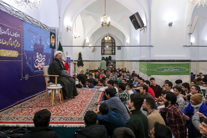 تقرير مصور/ اعتكاف شباب مؤمنين في الأيام الأخيرة من شهر رشعبان بمسجد تابع للحرم الرضوي في مشهد