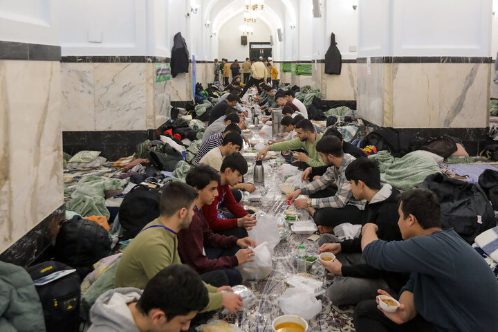 تقرير مصور/ اعتكاف شباب مؤمنين في الأيام الأخيرة من شهر رشعبان بمسجد تابع للحرم الرضوي في مشهد