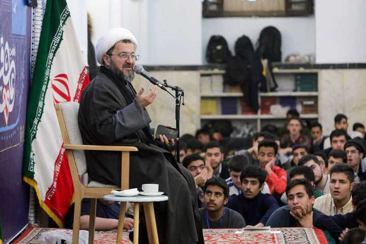 تقرير مصور/ اعتكاف شباب مؤمنين في الأيام الأخيرة من شهر رشعبان بمسجد تابع للحرم الرضوي في مشهد