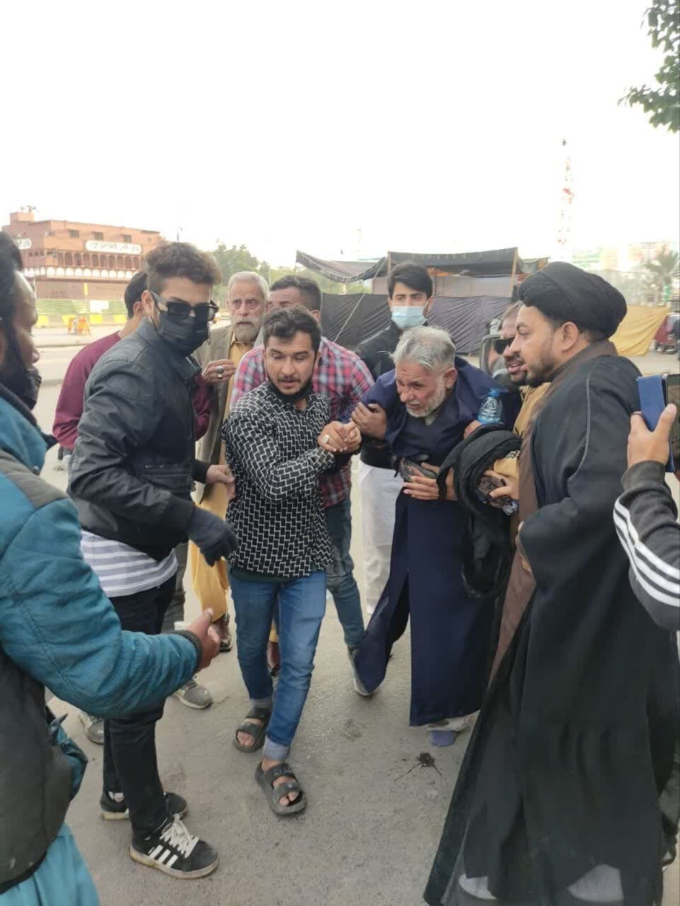پاکستان: کراچی کی نمائش چورنگی کے مرکزی دھرنے کے خلاف پولیس گردی؛ شیلنگ لاٹھی چارج + ویڈیوز اور تصاویر پاکستان: کراچی کی نمائش چورنگی کے مرکزی دھرنے کے خلاف پولیس گردی؛ شیلنگ لاٹھی چارج + ویڈیوز اور تصاویر