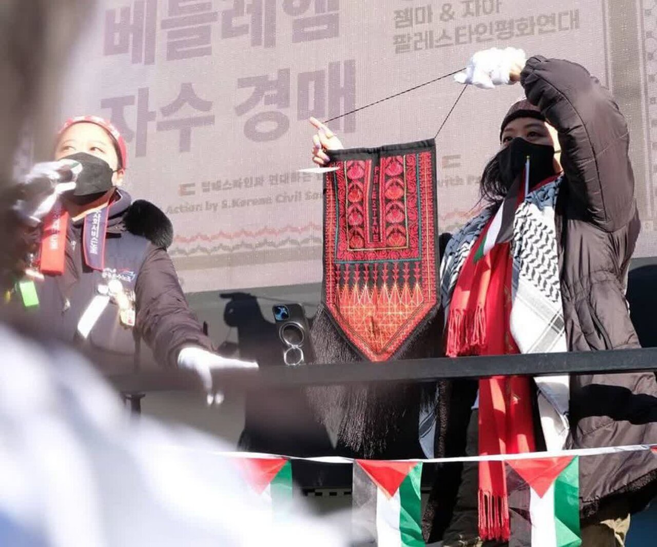 韩国首尔举办声援加沙慈善募捐活动(组图) 韩国首尔举办声援加沙慈善募捐活动(组图)