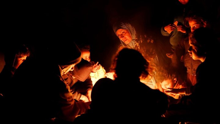 عکس خبری | دست و پنجه نرم کردن آوارگان فلسطینی با سرمای زمستان