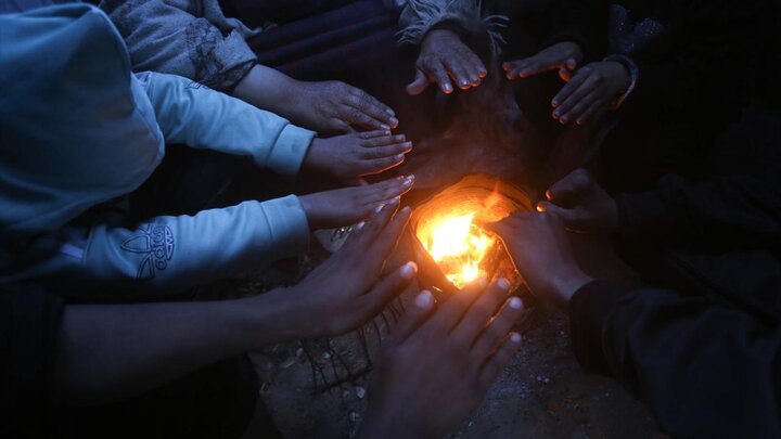 عکس خبری | دست و پنجه نرم کردن آوارگان فلسطینی با سرمای زمستان