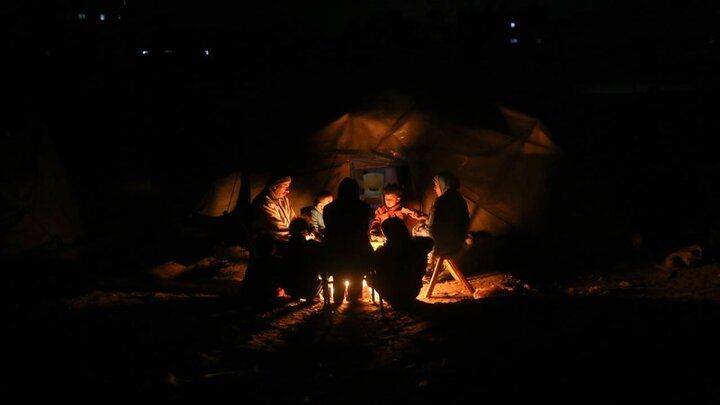 عکس خبری | دست و پنجه نرم کردن آوارگان فلسطینی با سرمای زمستان