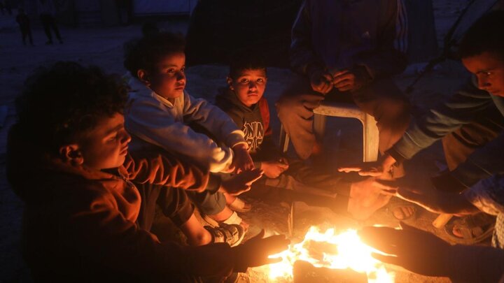 عکس خبری | دست و پنجه نرم کردن آوارگان فلسطینی با سرمای زمستان