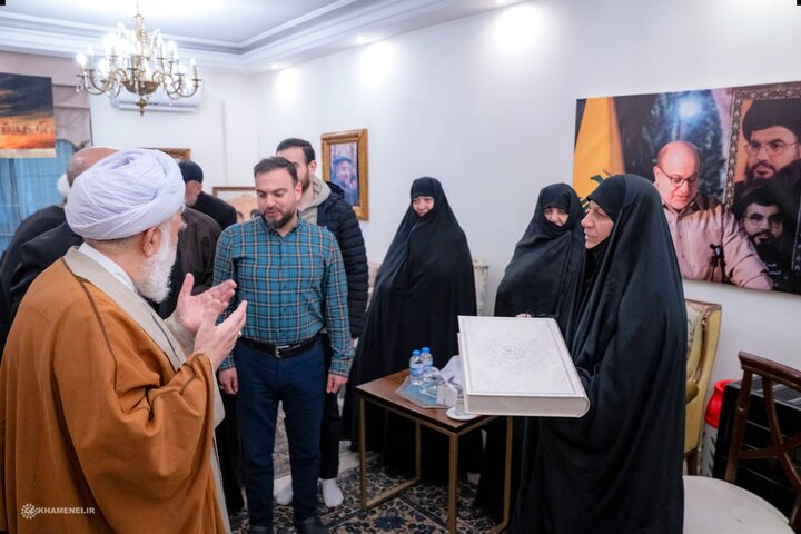 زيارة ممثل قائد الثورة الإسلامية إلى منازل عائلات قادة «حزب الله» الشهداء
