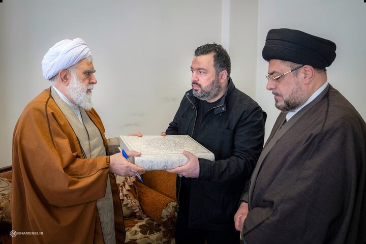 زيارة ممثل قائد الثورة الإسلامية إلى منازل عائلات قادة «حزب الله» الشهداء