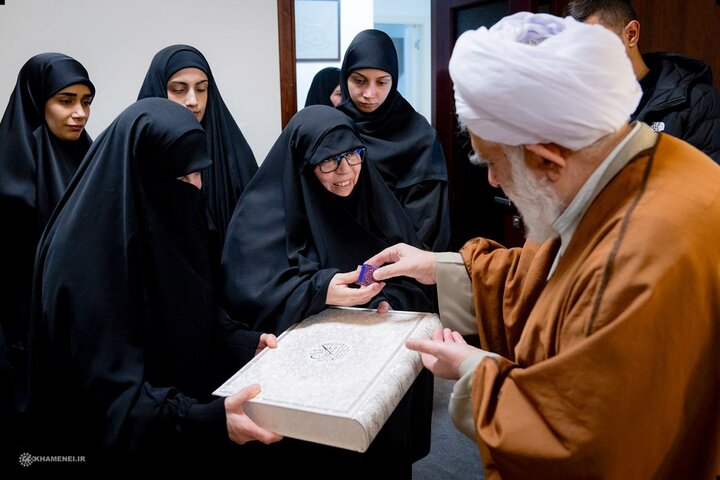 زيارة ممثل قائد الثورة الإسلامية إلى منازل عائلات قادة «حزب الله» الشهداء