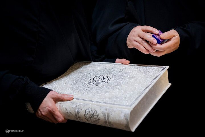 زيارة ممثل قائد الثورة الإسلامية إلى منازل عائلات قادة «حزب الله» الشهداء