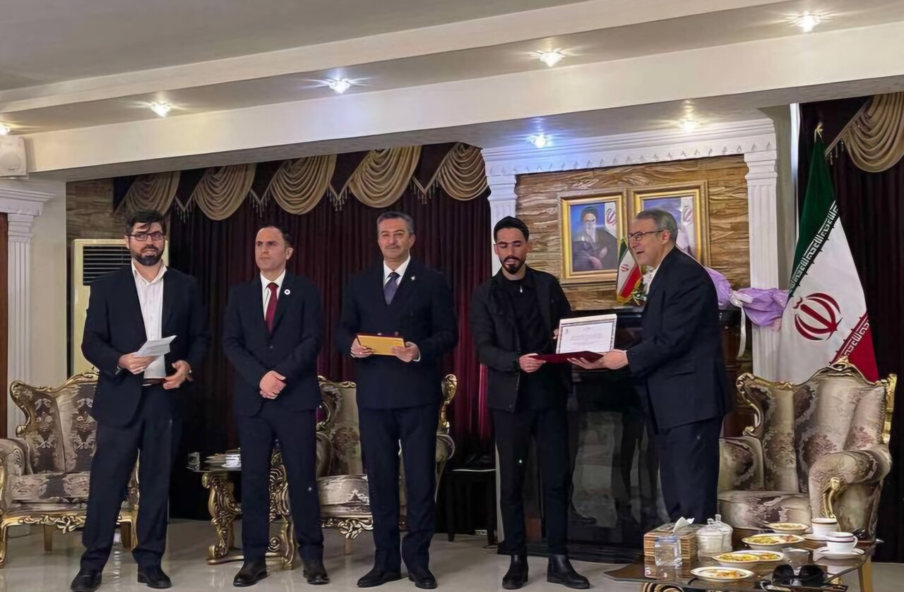 تقدیر از دانشجویان برتر رشته ادبیات فارسی در دانشگاه سلیمانیه عراق + تصاویر