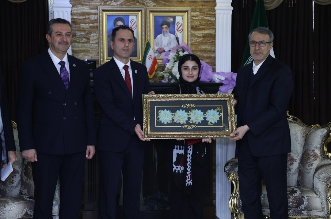 تقدیر از دانشجویان برتر رشته ادبیات فارسی در دانشگاه سلیمانیه عراق + تصاویر