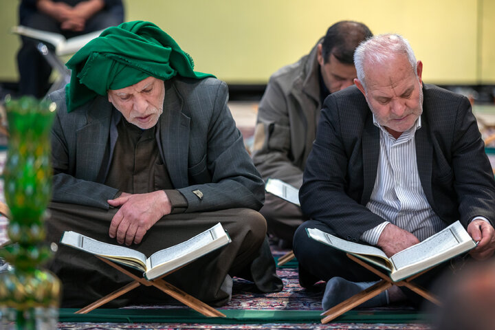 گزارش تصویری | ترتیل‌خوانی روزه‌داران در حرم امام رضا(ع)