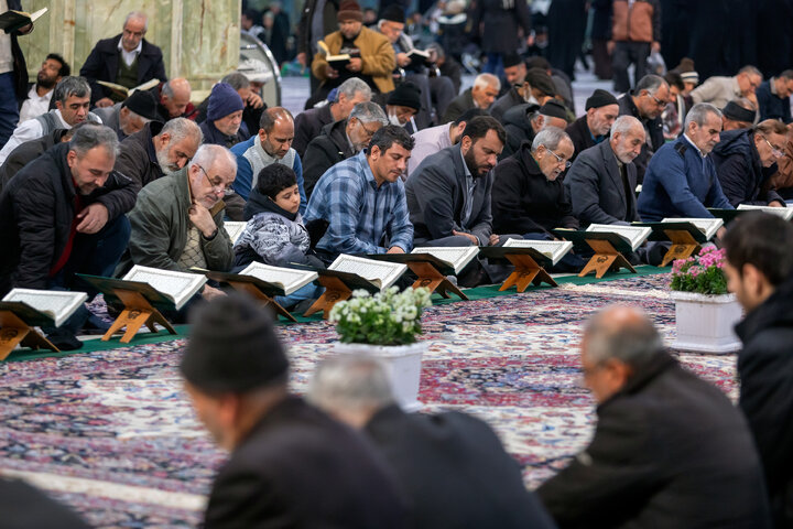 گزارش تصویری | ترتیل‌خوانی روزه‌داران در حرم امام رضا(ع)