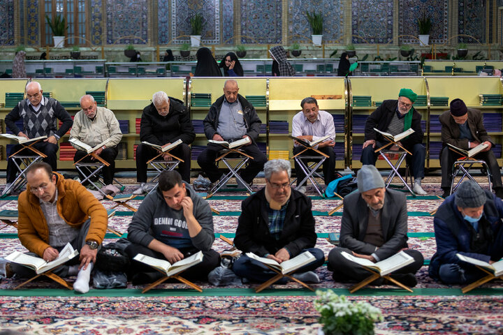 گزارش تصویری | ترتیل‌خوانی روزه‌داران در حرم امام رضا(ع)