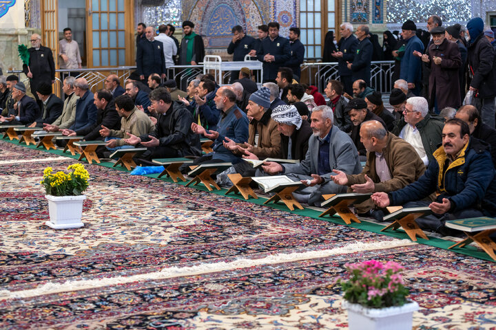 گزارش تصویری | ترتیل‌خوانی روزه‌داران در حرم امام رضا(ع)
