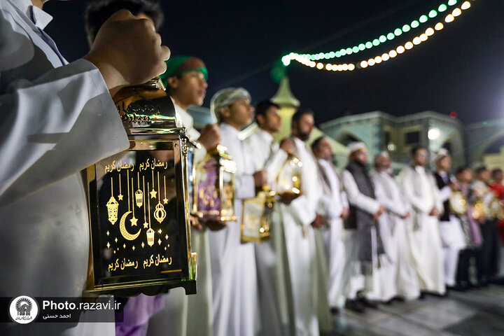 تقرير مصور/ أداء طقوس «هل هلالك یا رمضان» التقليدية في الحرم الرضوي الشریف