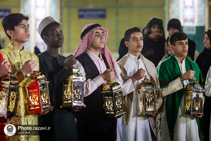تقرير مصور/ أداء طقوس «هل هلالك یا رمضان» التقليدية في الحرم الرضوي الشریف
