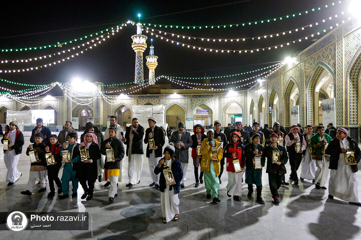 تقرير مصور/ أداء طقوس «هل هلالك یا رمضان» التقليدية في الحرم الرضوي الشریف