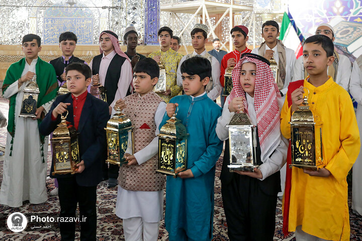 تقرير مصور/ أداء طقوس «هل هلالك یا رمضان» التقليدية في الحرم الرضوي الشریف