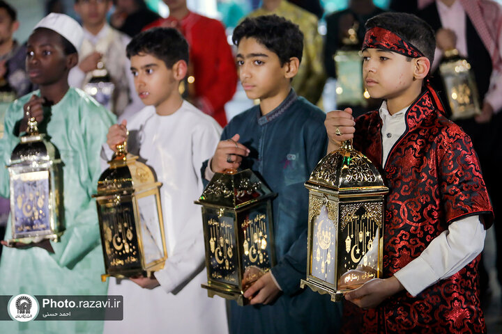 تقرير مصور/ أداء طقوس «هل هلالك یا رمضان» التقليدية في الحرم الرضوي الشریف