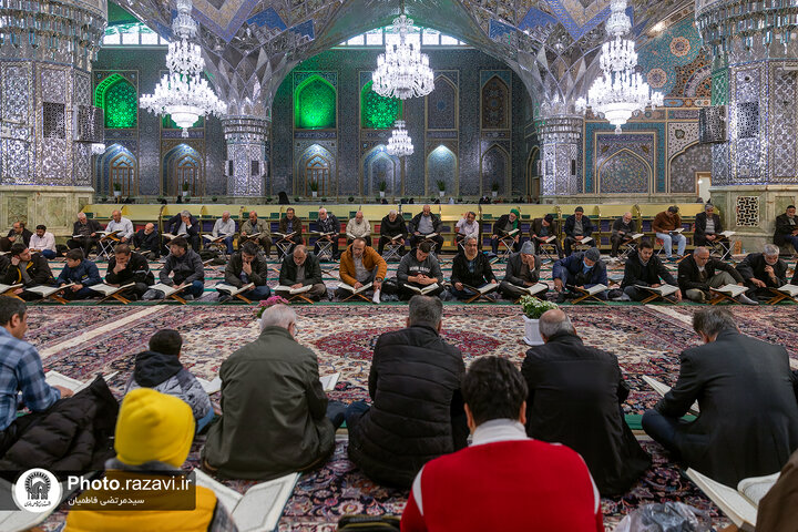 تقرير مصور/ العتبة الرضوية المقدسة تقيم يوميا ختمة قرآنية في الحرم الرضوي الشريف