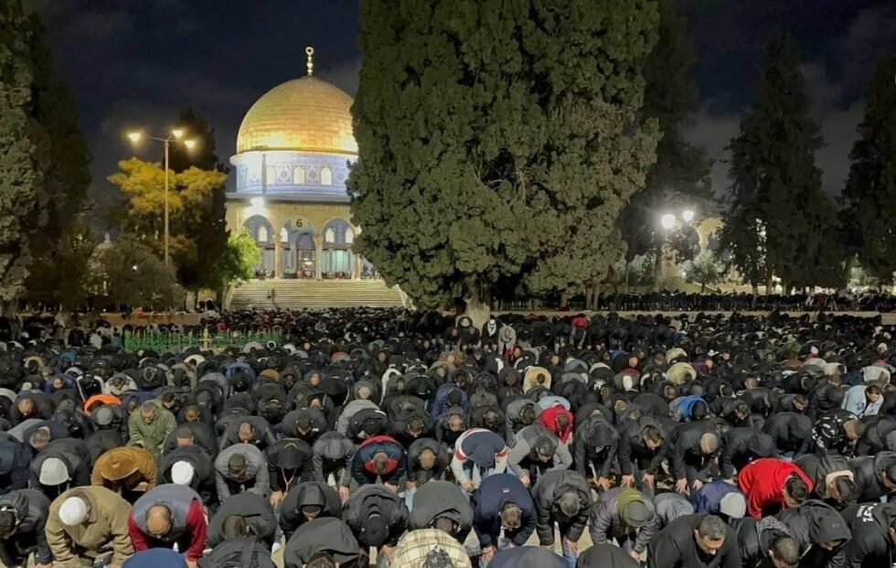 75,000 Palestinian worshipers perform Isha and Tarawih prayers at Aqsa Mosque
